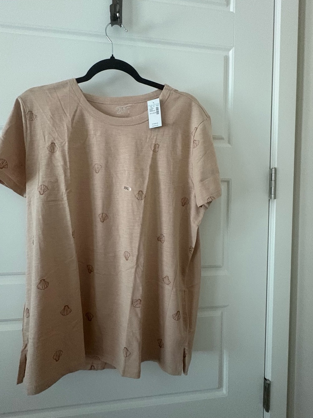 Women’s Light Beige Short Sleeve Tee with Shell Motif